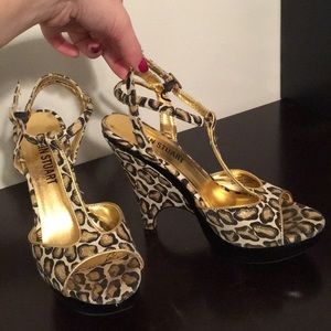 Adorable unique leopard heels with gold glitter